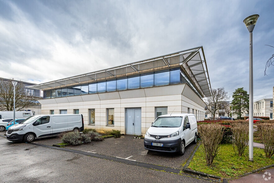 8 Rue Pascal, Bron à louer - Photo de l’immeuble – Image 2 sur 17