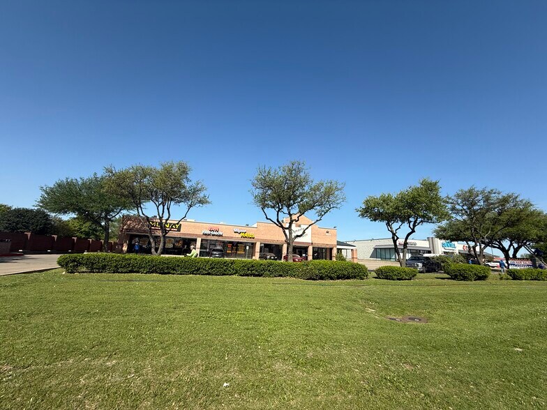3039 Old Denton Rd, Carrollton, TX à louer - Photo de l’immeuble – Image 3 sur 4