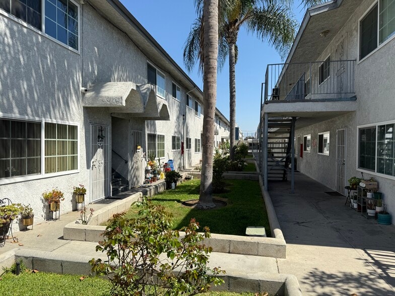 4931 - 4939 Clara St, Cudahy, CA à vendre - Photo de l’immeuble – Image 3 sur 4