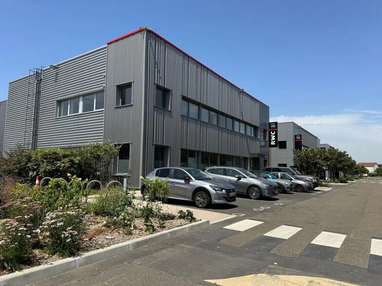 157 Avenue Charles Floquet, Le Blanc-Mesnil à louer - Photo de l’immeuble – Image 3 sur 8