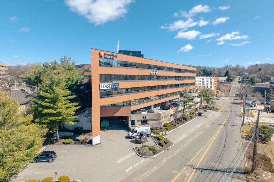 92 Montvale Ave, Stoneham, MA à louer - Photo de l’immeuble – Image 1 sur 5