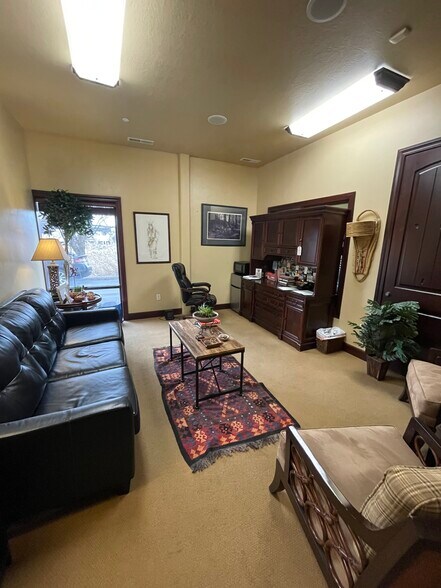 377 N Marshall Way, Layton, UT à louer - Photo de l’immeuble – Image 3 sur 10