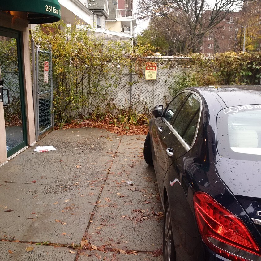 251 E 5th St, Brooklyn, NY à louer Photo de l’immeuble– Image 1 sur 2