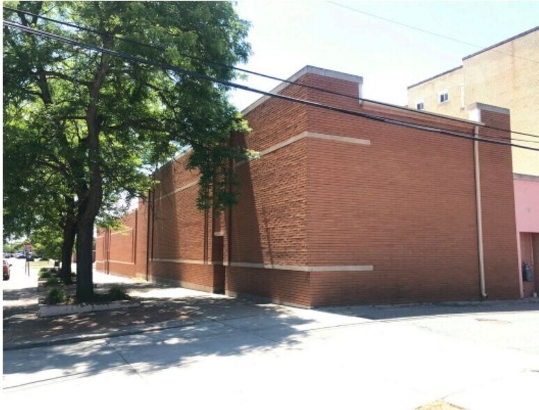 100 Oak St, Wyandotte, MI à vendre - Photo de l’immeuble – Image 2 sur 4