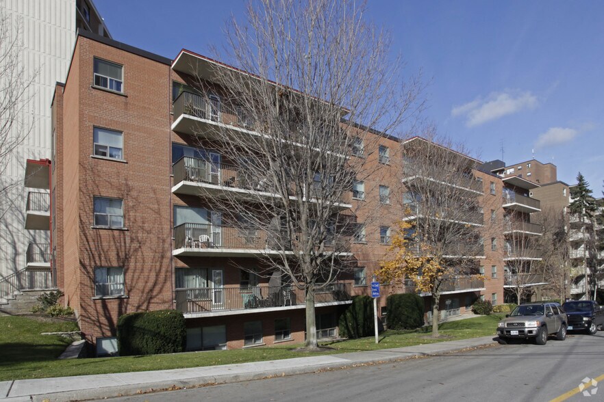 12 Park St E, Mississauga, ON à vendre - Photo principale – Image 1 sur 5