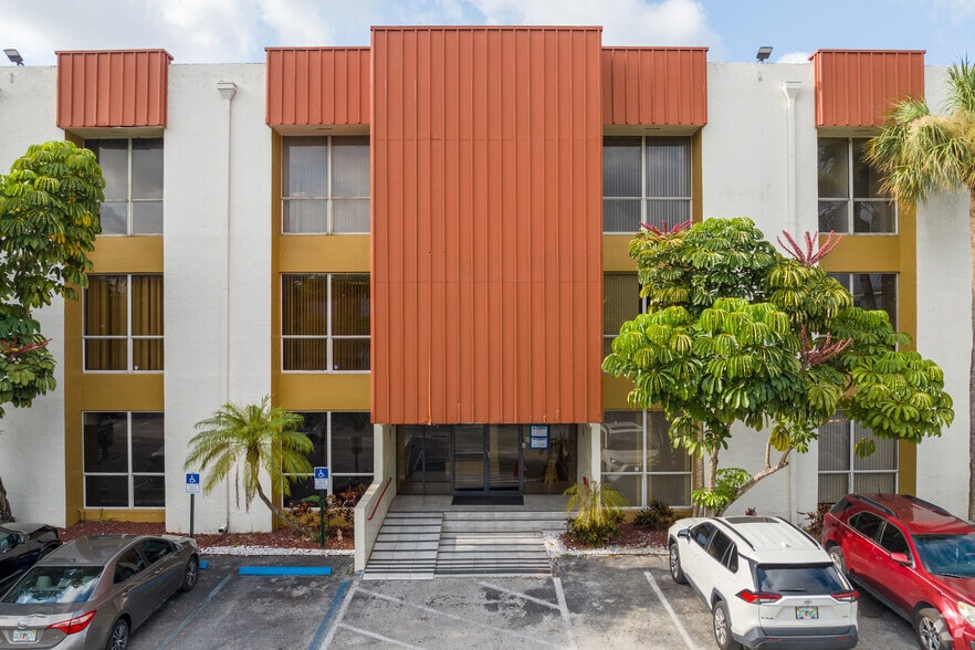 540 NW 165th St, Miami, FL à louer - Photo de l’immeuble – Image 2 sur 31