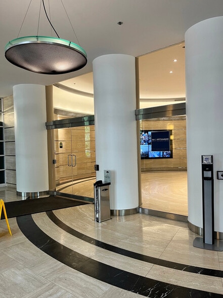 207 Queens Quay W, Toronto, ON à louer - Hall d’entrée – Image 3 sur 4