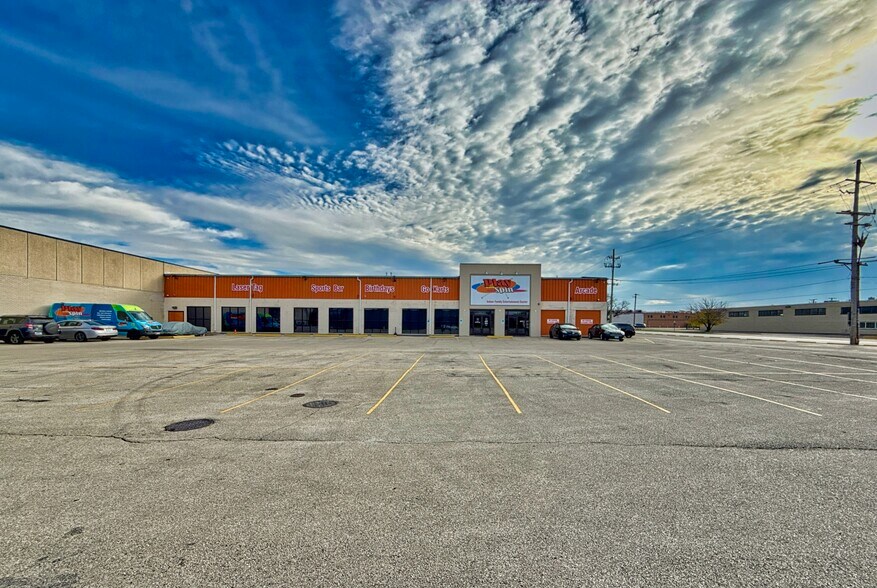 7777-7847 N Caldwell Ave, Niles, IL à vendre - Photo de l’immeuble – Image 2 sur 48