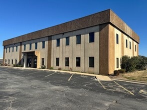 13720 E 42nd Ter, Independence, MO à louer Photo de l’immeuble– Image 1 sur 12