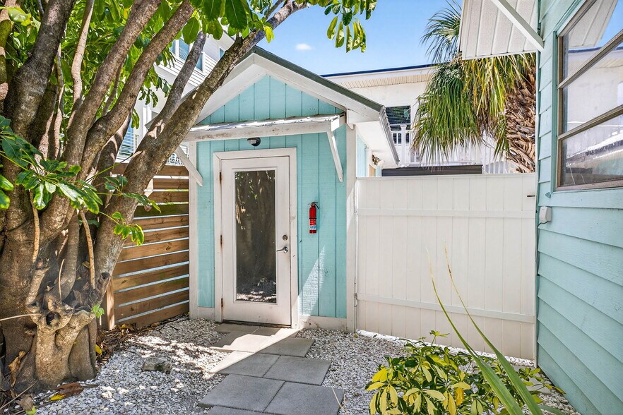 26 Cambria St, Clearwater Beach, FL à vendre - Photo de l’immeuble – Image 3 sur 19