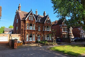 Plus de détails pour 65 De Parys Av, Bedford - Santé à vendre