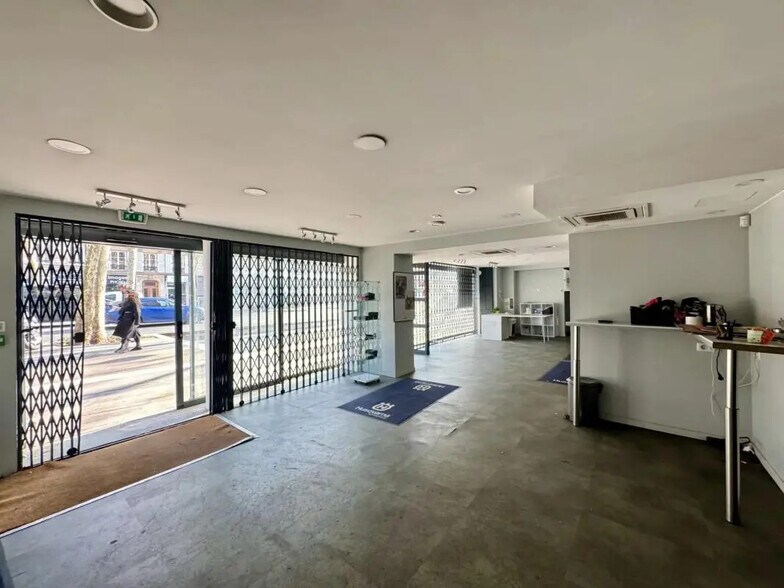 Local commercial dans Paris à louer - Photo de l’immeuble – Image 1 sur 11