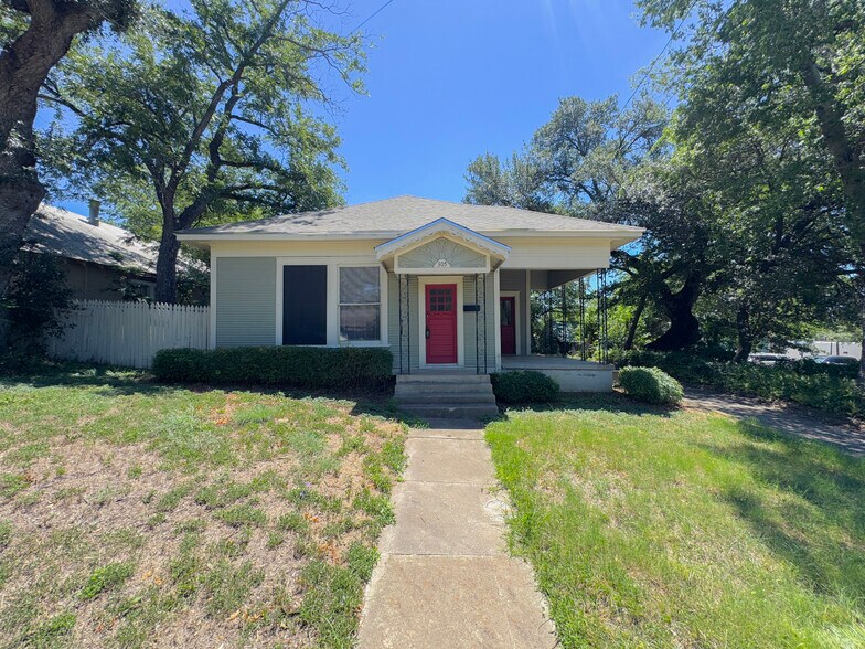 305 N Pearl St, Belton, TX à louer - Photo principale – Image 1 sur 1