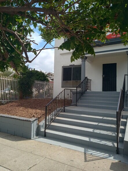 8930 S Vermont Ave, Los Angeles, CA à louer - Photo de l’immeuble – Image 2 sur 44
