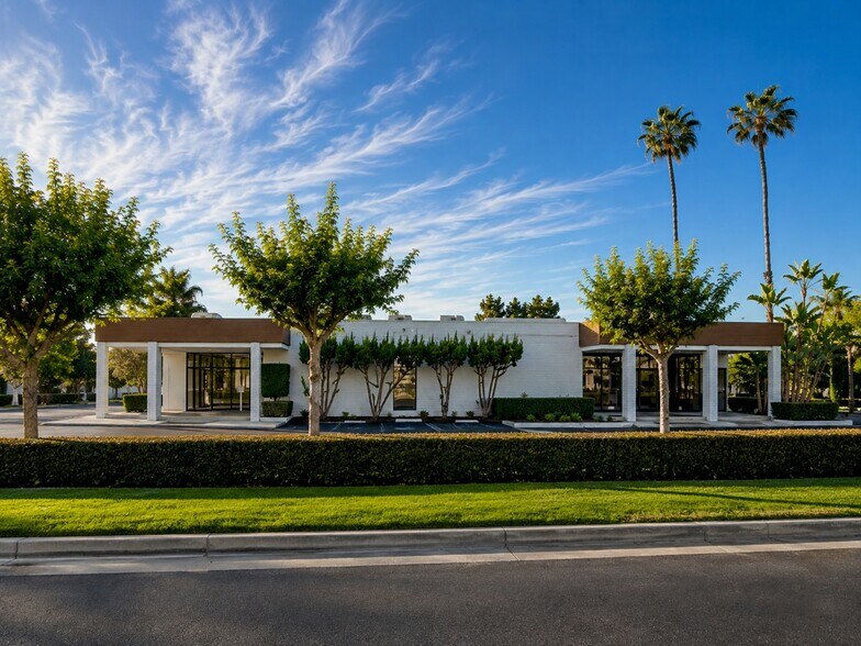 17361 Armstrong Ave, Irvine, CA à vendre - Photo principale – Image 1 sur 13