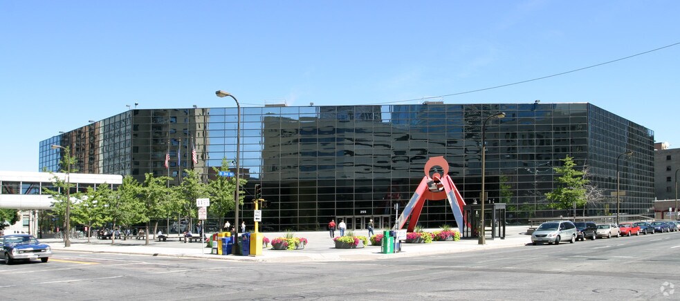 255 2nd Ave S, Minneapolis, MN à louer - Photo de l’immeuble – Image 2 sur 8