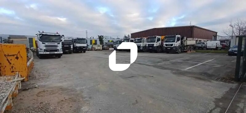 Local d’activités dans Aubergenville à louer - Photo de l’immeuble – Image 1 sur 7