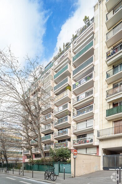 73-75 Rue De Lagny, Paris à louer - Photo de l’immeuble – Image 2 sur 4
