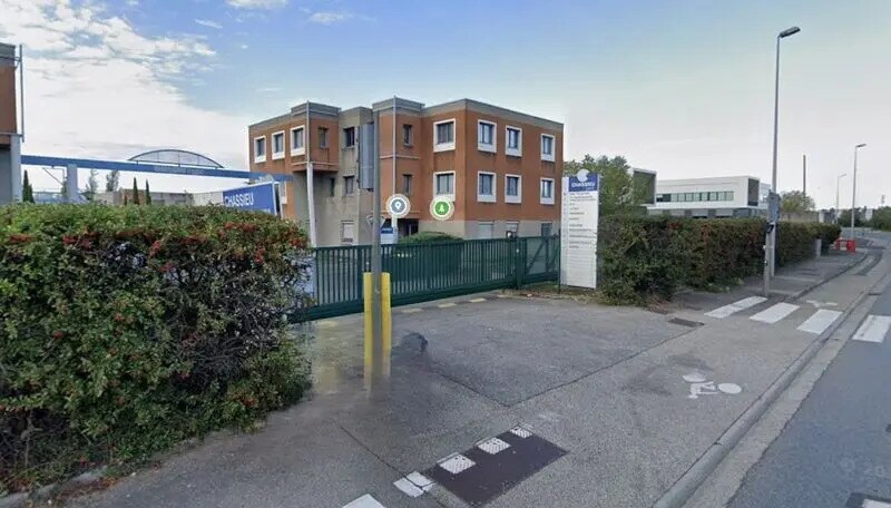 Local d’activités dans Chassieu à louer - Photo de l’immeuble – Image 3 sur 3