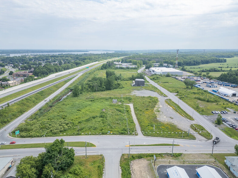 5255 Av. Pierre-Dansereau, Salaberry-de-valleyfield, QC à vendre - Photo principale – Image 1 sur 10
