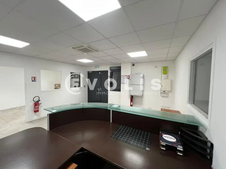 Local d'activités dans Vaulx-Milieu à vendre - Photo intérieure – Image 2 sur 22