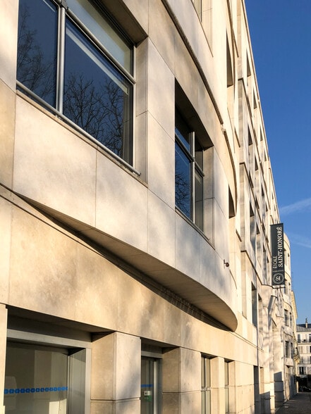 21 Rue Balzac, Paris à louer - Photo de l’immeuble – Image 3 sur 11