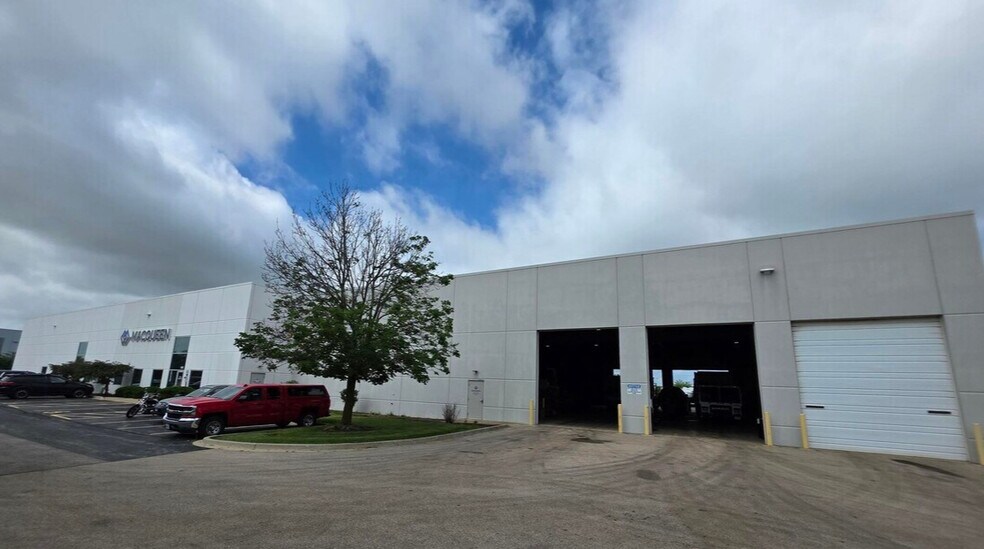 490 Heartland Dr, Sugar Grove, IL à louer - Photo de l’immeuble – Image 2 sur 4