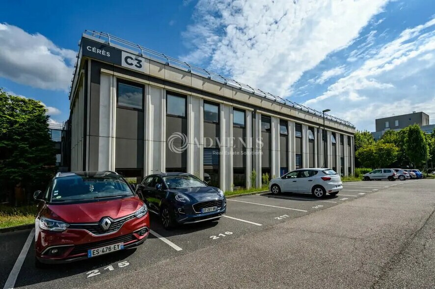 Local d’activités dans Cergy à louer - Photo de l’immeuble – Image 1 sur 8