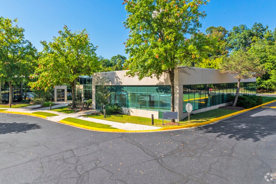 12200 Plum Orchard Dr, Silver Spring, MD à louer - Photo de l’immeuble – Image 2 sur 5