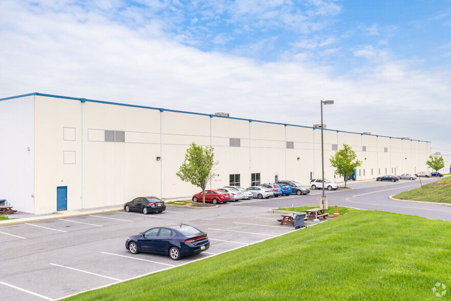 200 Cascade Dr, Allentown, PA à louer - Photo de l’immeuble – Image 3 sur 6
