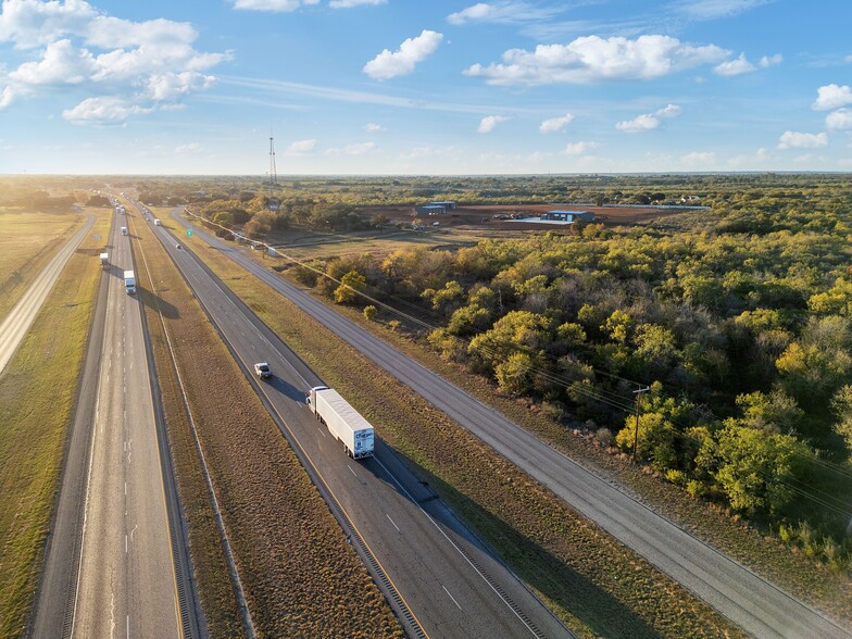 17963 Interstate 35 Access Rd, Lytle, TX à vendre - Aérien – Image 1 sur 9