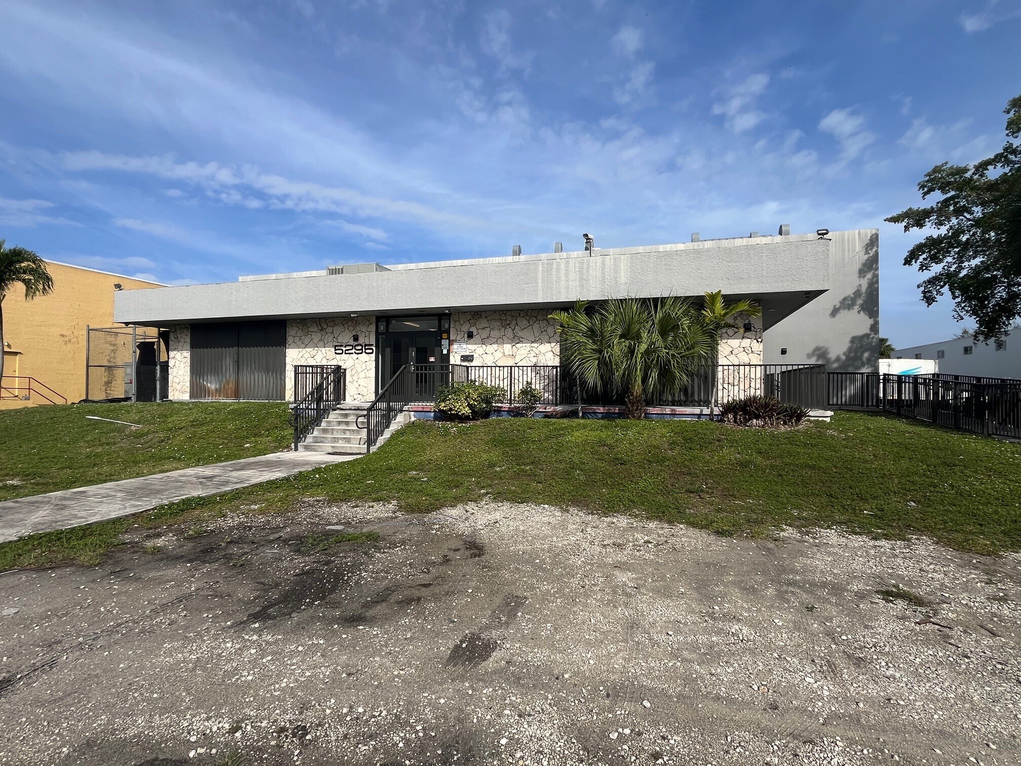 5295 NW 163rd St, Miami Lakes, FL à louer Photo de l’immeuble– Image 1 sur 32