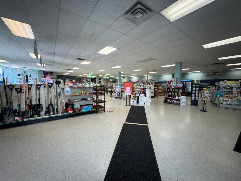 72 Champlain St, Rouses Point, NY à vendre - Photo de l’immeuble – Image 3 sur 11