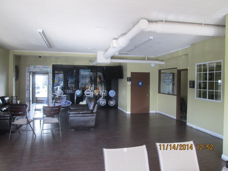 14329 Victory Blvd, Van Nuys, CA à louer - Photo intérieure – Image 2 sur 13