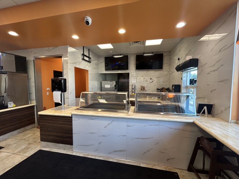 5790 N Fresno St, Fresno, CA à louer - Photo de l’immeuble – Image 1 sur 7