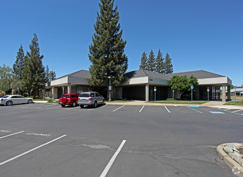 4200 Rocklin Rd, Rocklin, CA à louer - Photo de l’immeuble – Image 3 sur 12