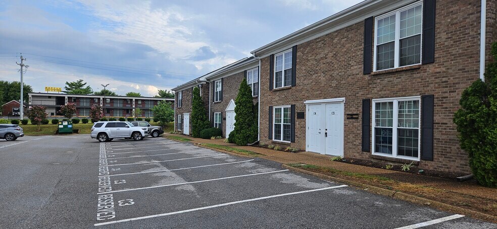 109 Holiday Ct, Franklin, TN à louer - Photo de l’immeuble – Image 2 sur 12