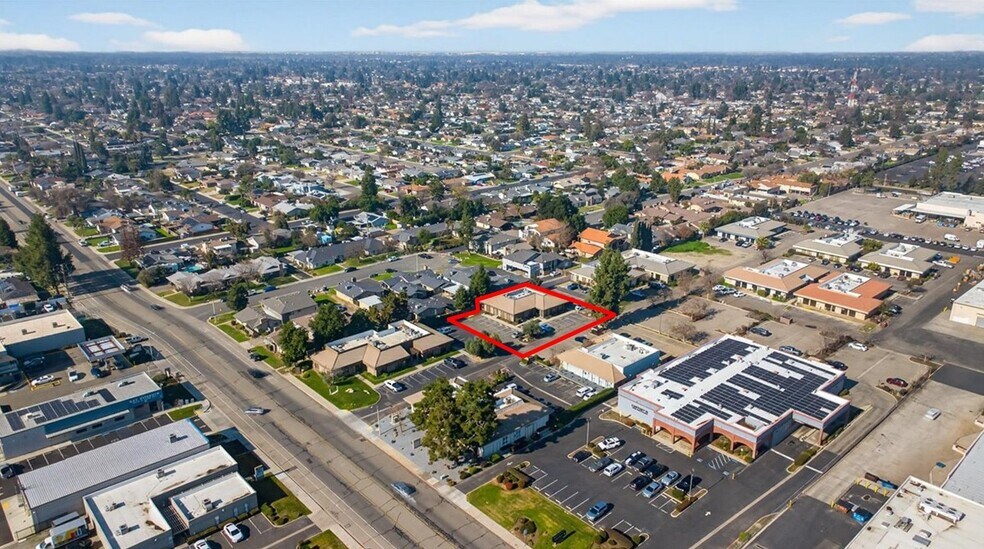 2340 W Whitendale Ave, Visalia, CA à louer - Photo de l’immeuble – Image 2 sur 10