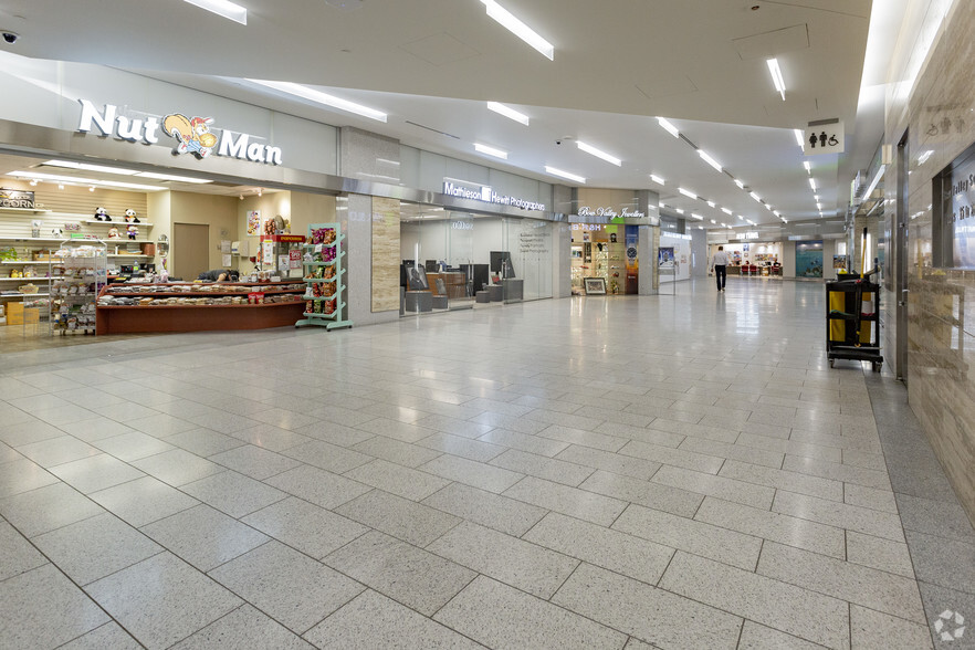 205 5th Ave SW, Calgary, AB à louer - Hall d’entrée – Image 3 sur 5