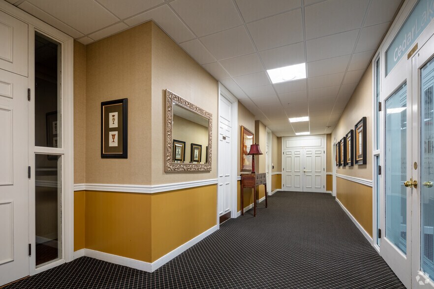 9505 Williamsburg Plaza, Louisville, KY à louer - Hall d’entrée – Image 2 sur 5