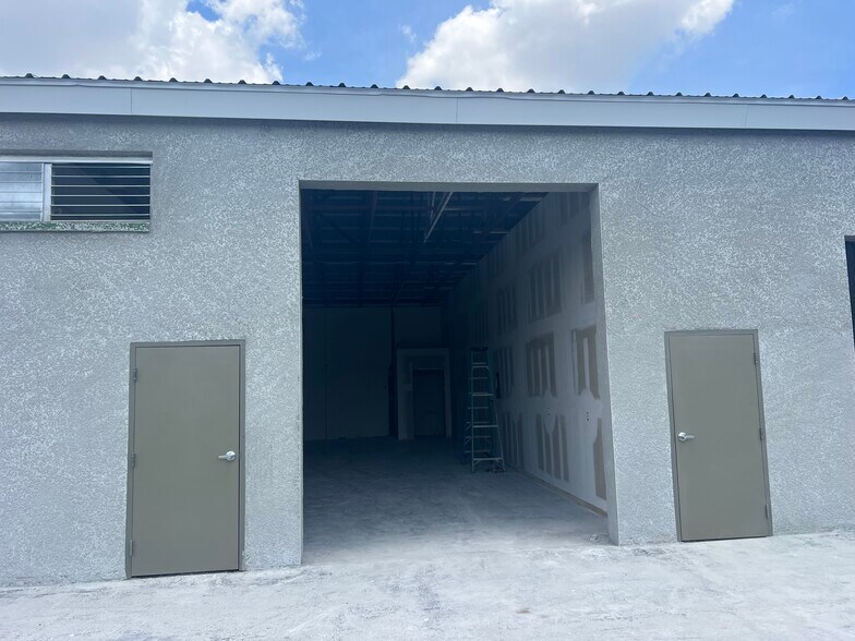 5619 8th St W, Lehigh Acres, FL à louer - Photo de l’immeuble – Image 2 sur 6