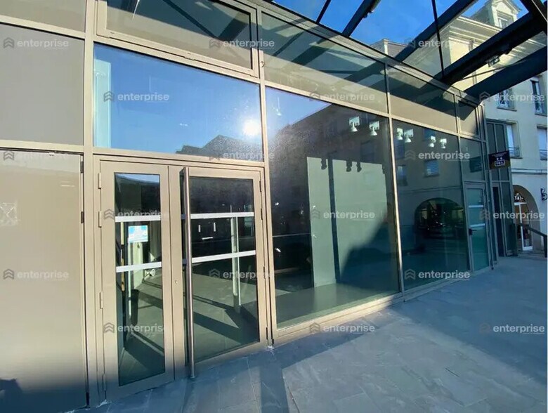 Local commercial dans Compiègne à louer - Photo de l’immeuble – Image 2 sur 4
