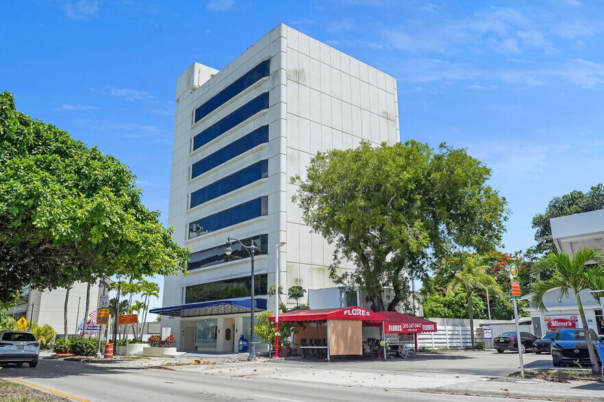 2150 Coral Way, Miami, FL à louer - Photo de l’immeuble – Image 3 sur 28