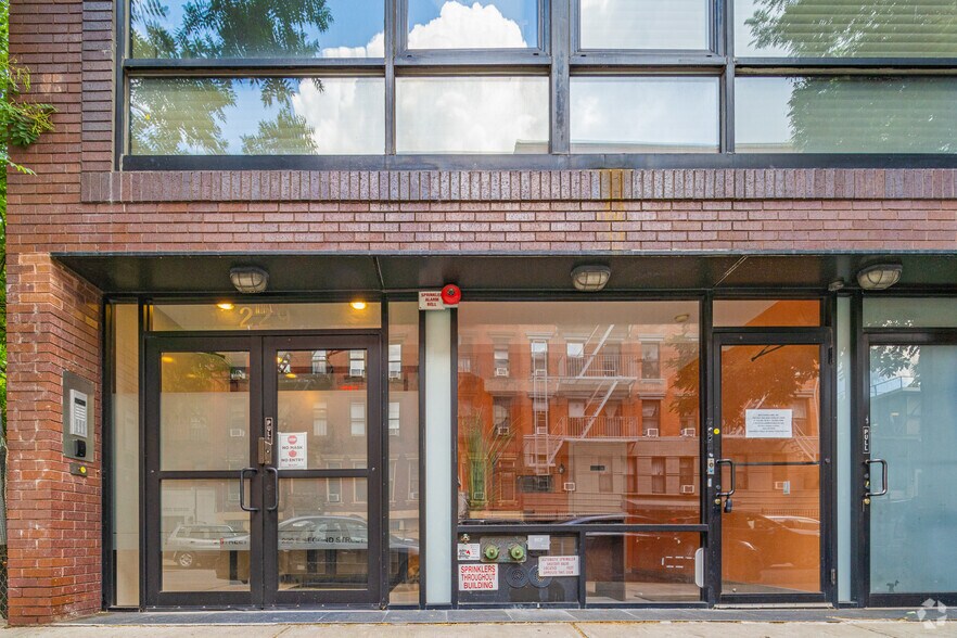 229 E 2nd St, New York, NY à vendre - Photo de l’immeuble – Image 1 sur 14