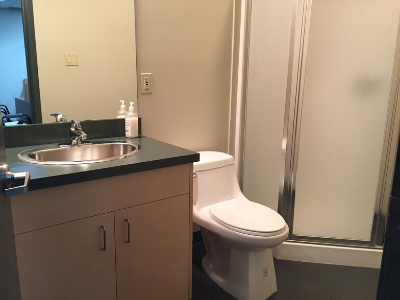 15604-15626 116 Ave NW, Edmonton, AB à vendre - Photo intérieure – Image 3 sur 15