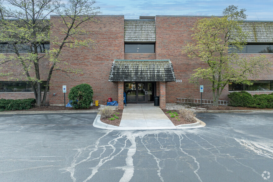 333 W Chestnut St, Hinsdale, IL à louer - Photo de l’immeuble – Image 3 sur 5