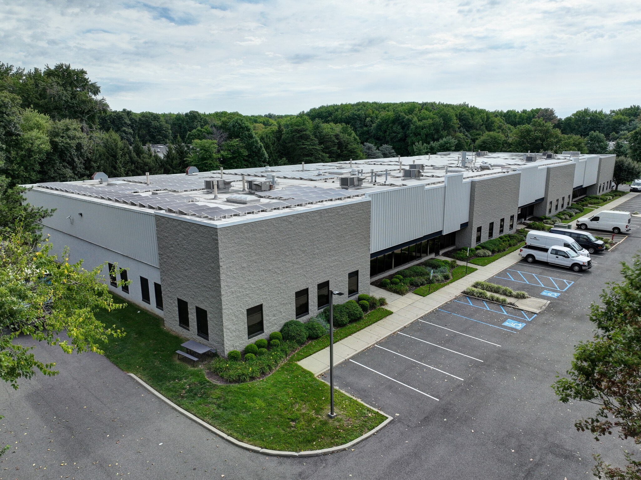 201 Commerce Dr, Moorestown, NJ à louer Photo de l’immeuble– Image 1 sur 4