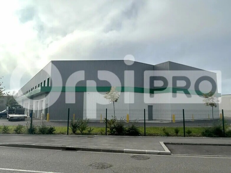 Local d’activités dans Mions à louer - Photo de l’immeuble – Image 2 sur 5