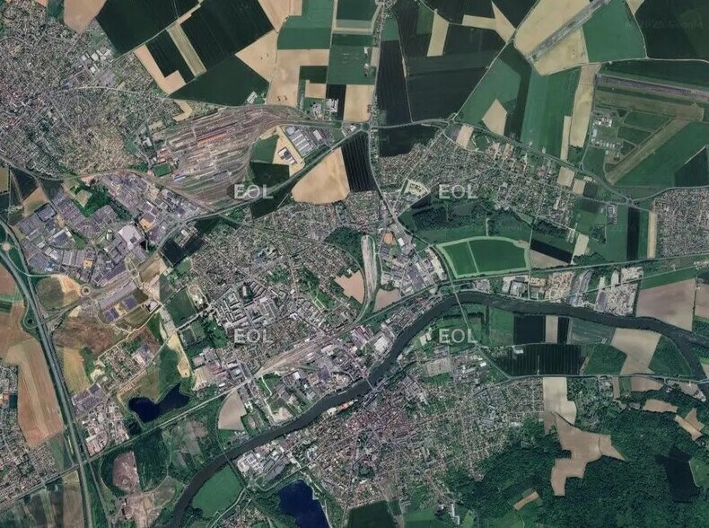 Local d’activités dans Persan à louer - Photo de l’immeuble – Image 3 sur 7