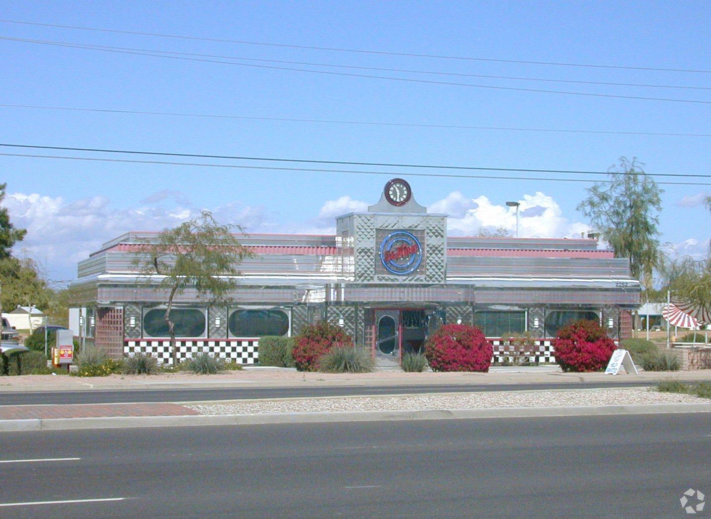 2252 E Baseline Rd, Mesa, AZ à louer Photo de l’immeuble– Image 1 sur 7